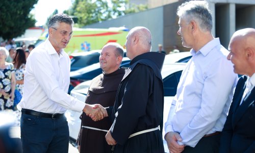 Plenković o požarima: 'To je bila velika fronta. Vlada će financijski pomoći Omišu i okolici'
