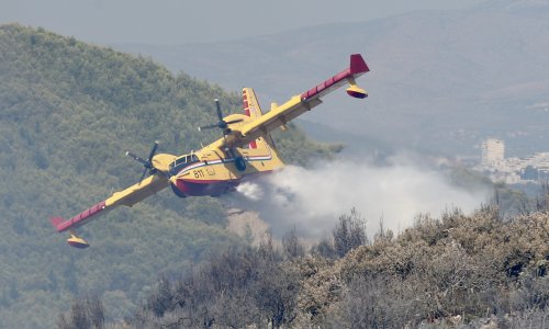 Veliki požar na Dinari ne posustaje: U borbu poslani vojska i četiri kanadera