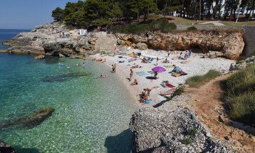 Bistro more, zaobljene stijene i zelenilo: Ova plaža kod Pule je mali komadić raja skriven među stijenama