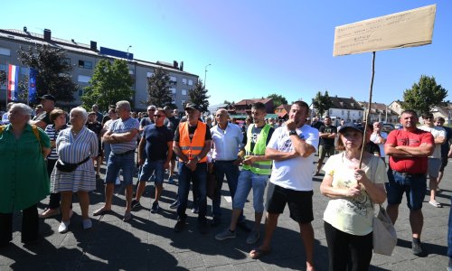 FOTO Prosvjed u Gospiću: 'Liku je okružio prsten zla'