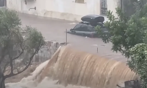 VIDEO Dramatične scene u Grčkoj: Bujice blokirale vozače, žena ozlijeđena nakon udara groma
