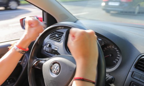 Jedan potez kroz prozor automobila može završiti katastrofom: Kazna ide do 19.900 eura
