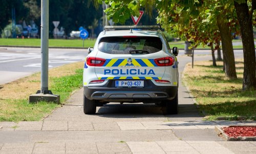 Maloljetna Hrvatica automobilom završila u izlogu u Kopru: Nema vozačku, policija joj izmjerila i alkohol