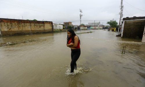 Smrtonosne poplave u Caracasu: Bujica odnijela dvije tinejdžerice, poginula i 49-godišnja žena