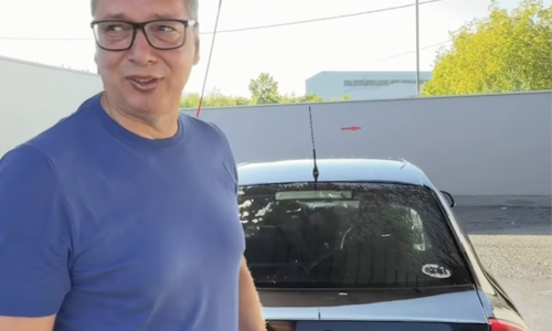 VIDEO Vučić glumi običnog čovjeka: 'Svađao sam se s crijevom i žetonima'