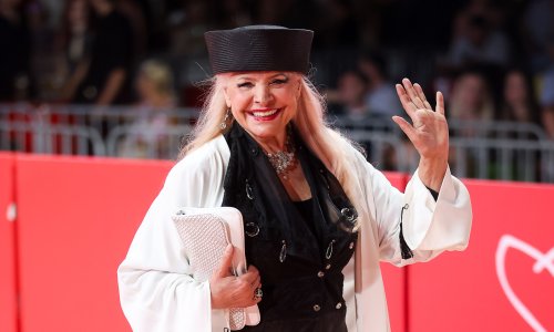 Svi pričaju o njezinoj kreaciji: Diva sevdaha prošetala crvenim tepihom i poslala snažnu poruku o kojoj bruji regija