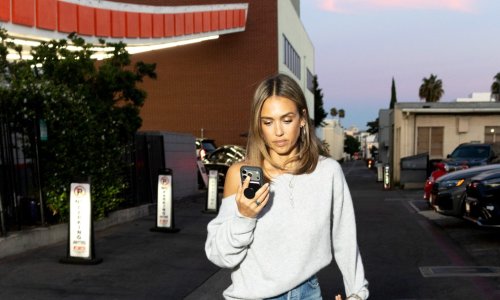 Jessica Alba obične traperice pretvorila u večernji glamur uz kultnu dizajnersku torbicu