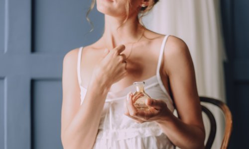 Kako pravilno nanositi miris da traje satima i zašto ga nikada ne biste smjeli prskati po kosi