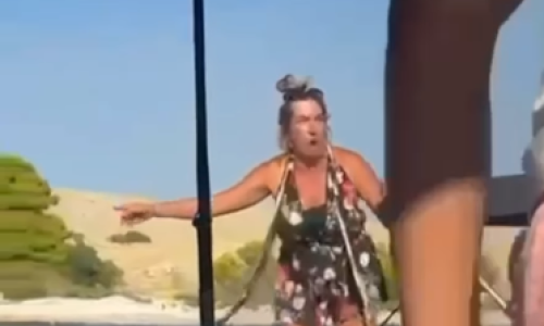 VIDEO Upozorio ih da glisiraju uz obalu, žena uz psovke urlala: 'Ovo je moj otok!'