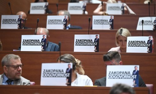 FOTO Pogledajte s kakvim se transparentima lijeva oporba pojavila u Saboru