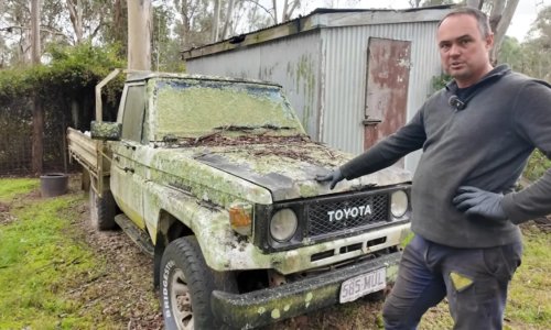 Godinama je stajao napušten i potpuno zarastao u mahovinu: Kad su pokušali upaliti motor, dogodilo se nešto nevjerojatno