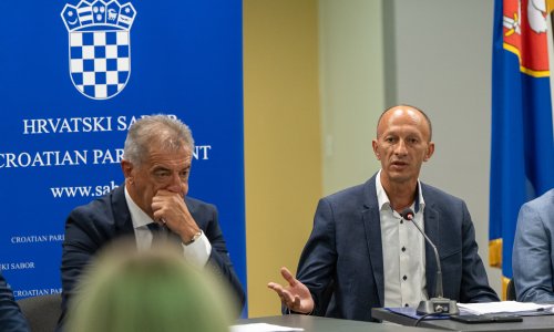 Pazite što radi župan uoči sudbonosne sjednice za Liku: Zna se i tko je družica