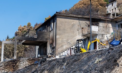 Deset dana nakon požara Omišu prijeti nova opasnost: 'Molimo Boga da kiša ne krene'
