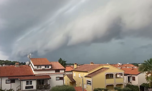 Nevrijeme stiglo u Hrvatsku: Snimljen shelf oblak, vjetar nosio krovove