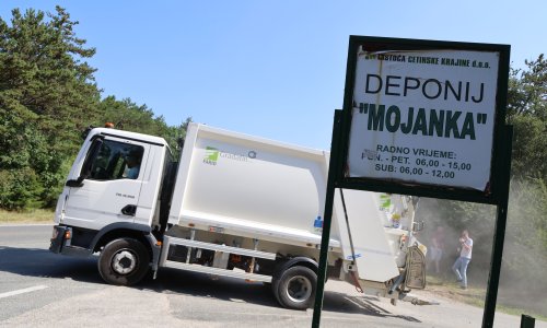 Gori odlagalište otpada kod Sinja: Vatrogasci su na terenu
