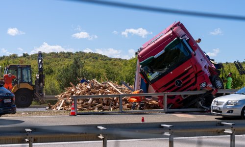 Kaos na A1, prevrnuo se kamion: Kolona prema Zagrebu 30 kilometara!