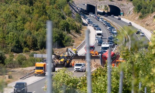 VIDEO Sad je jasno zašto je kaos na A1 trajao satima: Pogledajte što je ispalo iz prevrnutog kamiona
