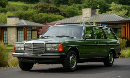Nestao je pod zemljom nakon potresa i tamo ostao gotovo 40 godina. Danas ovaj Mercedes vrijedi 252.000 dolara