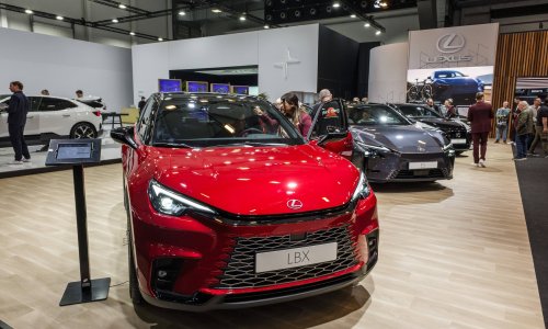 Izašla je iz Lexusa, a automobil se zaključao sam od sebe: Kad je shvatila što je ostalo unutra, počela je panika