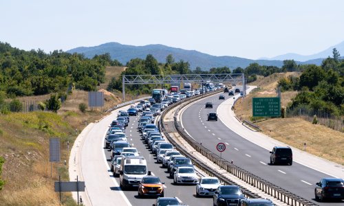 HAK: Prema Zagrebu kolona od dva kilometra, velika gustoća prometa