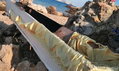 Mrtvački sanduk izazvao šok na paškoj plaži: 'Jedina besplatna ležaljka'