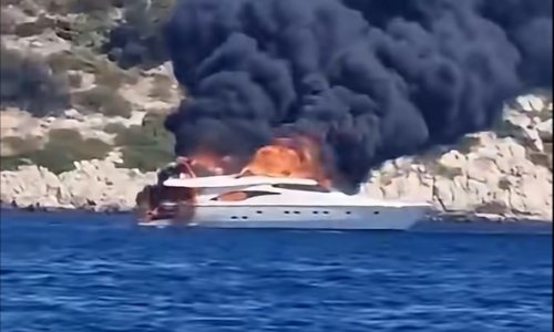 VIDEO Vatrogasci na dva fronta: Kod Hvara buknuo požar, kod Čiova gori brod