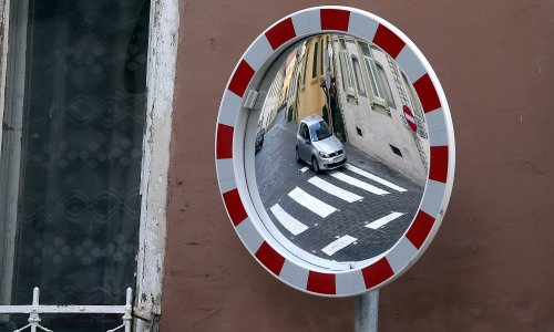 Mislili da im prometno ogledalo donosi nesreću pa ga maknuli: Uslijedio je kaos