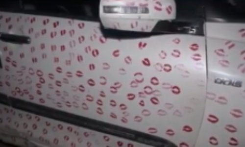Prekrila mu je auto s 3400 poljubaca i video je skupio 5,5 milijuna pregleda: Među gledateljima je bila i policija