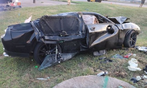 Automobil se prevrnuo i zapalio, troje ljudi ostalo unutra. Tada su prema njemu potrčali potpuni stranci
