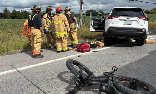 Biciklist ostao zarobljen ispod SUV-a. Prolaznik otvorio prtljažnik i napravio potez koji je pomogao spasiocima