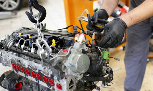 Servis joj je rekao da treba zamjenski motor od 19.000 dolara: Odvezla je auto kući i sama ga popravila za manje od 500