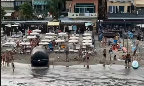 VIDEO Šire se snimke misterioznog objekta na plaži: Turisti zbunjeno gledali što je more izbacilo
