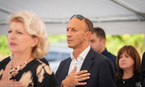 FOTO Petry se vratio pred kamere: U Gospiću mu uručena zahvalnica