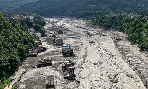 Potopljena čitava sela: 157 mrtvih, stotine turista izgubljeno u golemoj bujici
