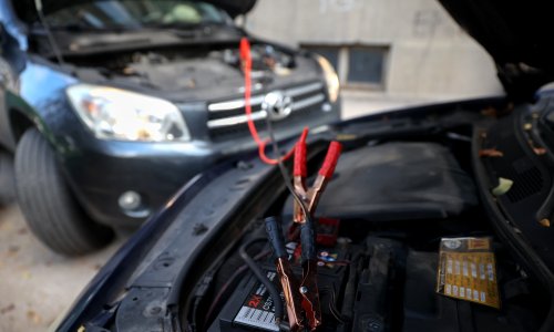 Palite auto na kleme? Mehaničar upozorava na pogrešku koju mnogi rade s crnom stezaljkom