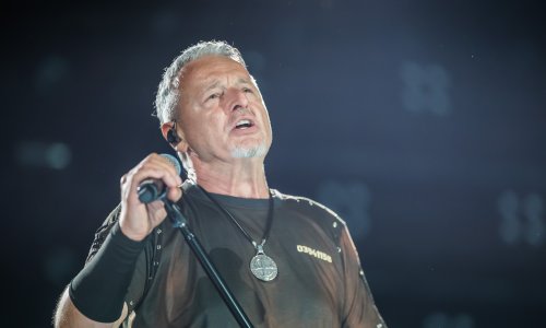 Thompsonov koncert počinje za manje od dva sata, redovi ispred pozornice već su puni ljudi