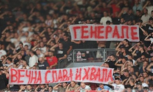 Skandal i sramota u Češkoj: Delije veličale Ratka Mladića, Crvena zvezda objavila fotografiju poruke