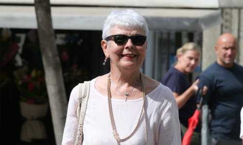 Jadranka Kosor u opuštenom ljetnom izdanju prošetala Zagrebom, pažnju 'ukrale' neobične tenisice