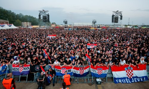 Thompson koncert otvorio pjesmom 'Ustani iz sjene'. Publici poručio: 'Večeras pjevajmo, ne štedimo grlo'