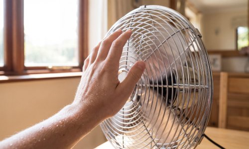 Kritična granica od 35 stupnjeva: Zašto u pregrijanom stanu ventilator može izazvati opasnu dehidraciju