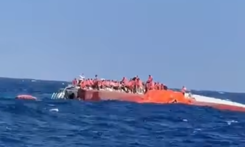 Drama kod Cipra: Prevrnuo se putnički brod s više od 260 ljudi. Najmanje jedna osoba poginula