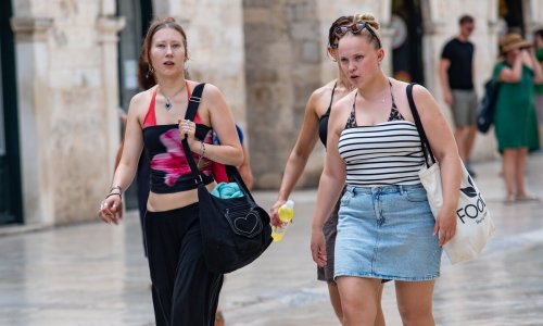Ovako izgleda ljetna ležernost na Stradunu: Traper, lan i lepršave haljine bile su u prvom planu