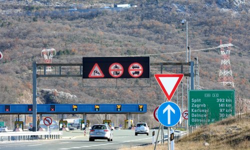 Vjetar stvara probleme: Skupini vozila zabranjen promet Jadranskom magistralom