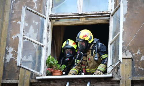 Požar u Zagrebu: Vatra buknula na krovu pomoćne zgrade, na terenu veći broj vatrogasaca