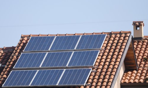 Dobre vijesti za građane: Stižu poticaji za kupovinu električnih automobila i ugradnju solarnih panela