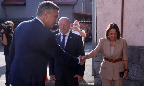FOTOGALERIJA Plenković stigao u Gospić s nekoliko ministara: Pogledajte kako je dočekan