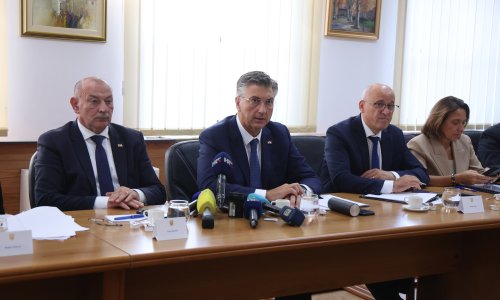 FOTO Plenković stigao u Gospić i obratio javnosti: 'Sanacija će sada dobiti novu brzinu'