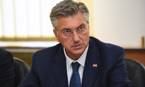 FOTO Plenković stigao u Gospić i obratio javnosti: 'Sanacija će sada dobiti novu brzinu'