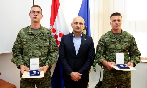 Hrvatski vojnici nagrađeni za herojski čin: U Litvi izvukli muškarca iz gorućeg automobila
