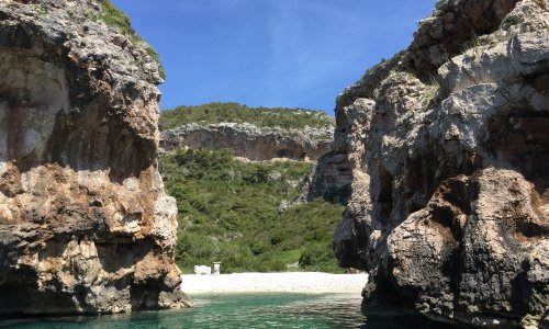 Na Visu nije samo ograđen pristup plaži, već su ugroženi životi: Netko postavio električnu ogradu